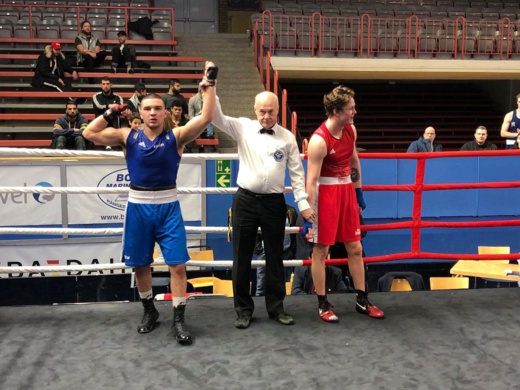 سليل أزغنغان الملاكم فيصل فانا يحصد المرتبة الأولى في بطولة دولية لـ "الكينغ أوف رينغ" بالسويد سليل أزغنغان الملاكم فيصل فانا يحصد المرتبة الأولى في بطولة دولية لـ "الكينغ أوف رينغ" بالسويد