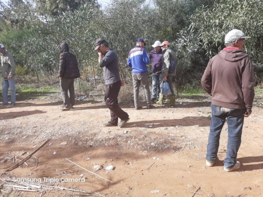 فلاحو غرسيات "القلعة" بتمسمان يعترضون على مشروع بناء سواقي تم تغيير مسارها فلاحو غرسيات "القلعة" بتمسمان يعترضون على مشروع بناء سواقي تم تغيير مسارها