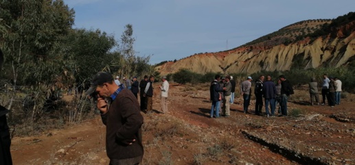 فلاحو غرسيات "القلعة" بتمسمان يعترضون على مشروع بناء سواقي تم تغيير مسارها فلاحو غرسيات "القلعة" بتمسمان يعترضون على مشروع بناء سواقي تم تغيير مسارها