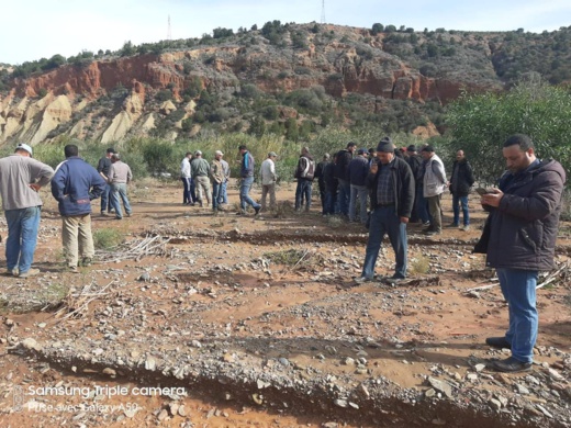 فلاحو غرسيات "القلعة" بتمسمان يعترضون على مشروع بناء سواقي تم تغيير مسارها فلاحو غرسيات "القلعة" بتمسمان يعترضون على مشروع بناء سواقي تم تغيير مسارها