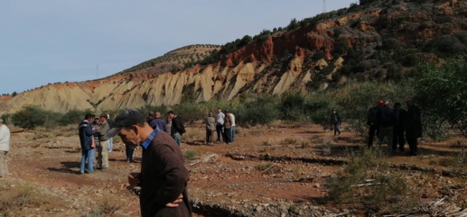 فلاحو غرسيات "القلعة" بتمسمان يعترضون على مشروع بناء سواقي تم تغيير مسارها فلاحو غرسيات "القلعة" بتمسمان يعترضون على مشروع بناء سواقي تم تغيير مسارها