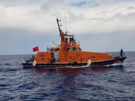 توقيف طاقم باخرة مخصصة للإنقاذ بميناء الحسيمة بعد العثور داخلها على براميل مخصصة للوقود   توقيف طاقم باخرة مخصصة للإنقاذ بميناء الحسيمة بعد العثور داخلها على براميل مخصصة للوقود