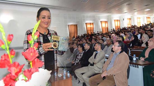 ماستر قانون العقود والأعمال يناقش إشكاليات مدونة الشغل ويكرم القاضية رشيدة أحفوض ماستر قانون العقود والأعمال يناقش إشكاليات مدونة الشغل ويكرم القاضية رشيدة أحفوض