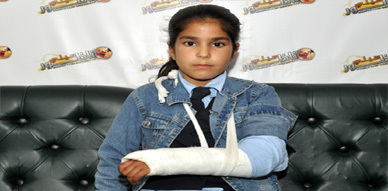 الطفلة كوثر تشتكي تعرضها للضرب على يد معلمتها بمدرسة الجاحظ بالناظور الطفلة كوثر تشتكي تعرضها للضرب على يد معلمتها بمدرسة الجاحظ بالناظور