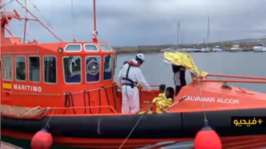 انقاذ ثمانية بنغلاديشيين علقوا في جزيرة "تشفاريناس" بالقرب من الناظور انقاذ ثمانية بنغلاديشيين علقوا في جزيرة "تشفاريناس" بالقرب من الناظور