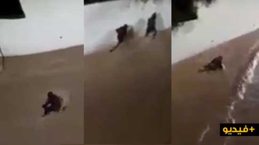 شاهدوا بالفيديو.. سيول جارفة تجر مواطنا حاول عبور شارع بمدينة الحسيمة