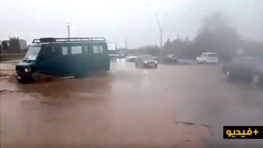 شاهدوا بالفيديو.. مواطنون "يسبحون" بسياراتهم للتنقل بين الناظور وسلوان