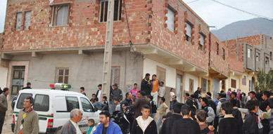 فتاة قاصر بزايو تسقط من نافذة الطابق الأول لمنزلها والأسباب لاتزال مجهولة فتاة قاصر بزايو تسقط من نافذة الطابق الأول لمنزلها والأسباب لاتزال مجهولة