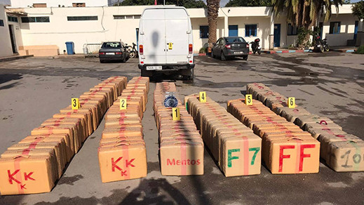 شاهدوا.. الشرطة القضائية بالناظور تحجز 5 أطنان من الحشيش على متن سيارة نفعية