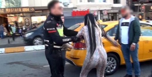 شاهدوا.. مغربية في حالة سكر طافح تثير فوضى عارمة وسط اسطنبول شاهدوا.. مغربية في حالة سكر طافح تثير فوضى عارمة وسط اسطنبول