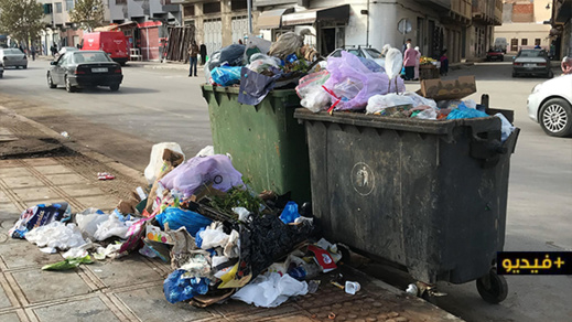 عودة انتشار أكوام الأزبال والروائح الكريهة بشوارع الناظور قُبيل استعداد "أفيردا" للمغادرة عودة انتشار أكوام الأزبال والروائح الكريهة بشوارع الناظور قُبيل استعداد "أفيردا" للمغادرة