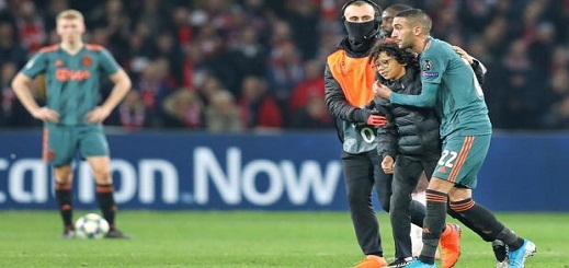 زياش يلتقي قريبا بالطفل الذي اقتحم الملعب من أجل معانقته بعد تعرضه لعملية نصب زياش يلتقي قريبا بالطفل الذي اقتحم الملعب من أجل معانقته بعد تعرضه لعملية نصب