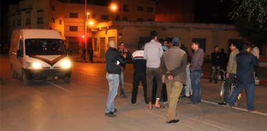 مواطنون من حي أولاد لحسن بالناظور يحتجون على انقطاع الكهرباء بحيهم مواطنون من حي أولاد لحسن بالناظور يحتجون على انقطاع الكهرباء بحيهم