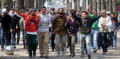 عمال شركة للنظافة يشتكون توقيفهم عن العمل أمام عمالة الناظور عمال شركة للنظافة يشتكون توقيفهم عن العمل أمام عمالة الناظور