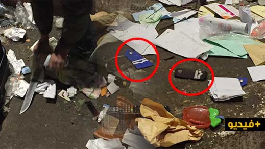 العثور على سكينين وشارات خاصة برتب الشرطة في حاوية ازبال يستنفر العناصر الأمنية بالناظور العثور على سكينين وشارات خاصة برتب الشرطة في حاوية ازبال يستنفر العناصر الأمنية بالناظور