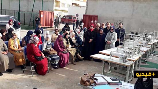 رئيس المجلس الجماعي للناظور بالنيابة يوزع الات الخياطة على نساء حي ترقاع 