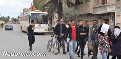 طلبة زايو يحتجون على تأخر حافلة نقل الطلبة عقب خلاف بين السائق والجمعية المكلفة طلبة زايو يحتجون على تأخر حافلة نقل الطلبة عقب خلاف بين السائق والجمعية المكلفة