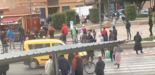 شاهدوا... حراكة يحولون مدخل مدينة مليلية إلى حلبة للاشتباكات اليومية