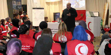 متطوعو الهلال الأحمر بالناظور في ورشة تحسيسية بمخاطر الهجرة السرية بالمعهد الإسباني "لوبي دي فيغا"