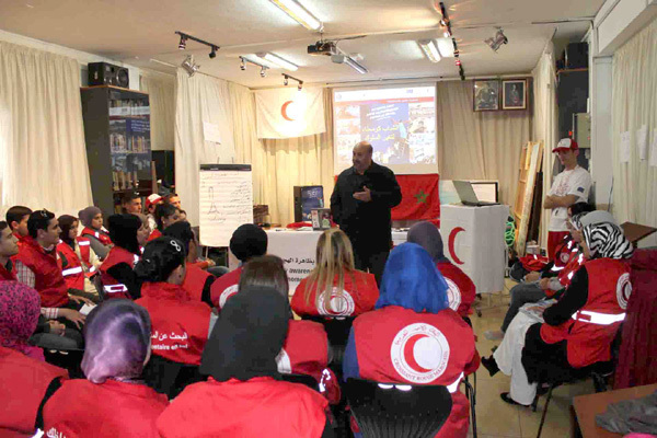 متطوعو الهلال الأحمر بالناظور في ورشة تحسيسية بمخاطر الهجرة السرية بالمعهد الإسباني "لوبي دي فيغا"