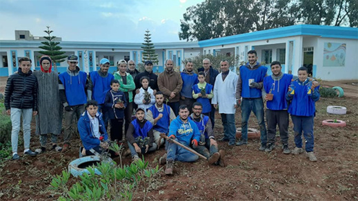 جمعويون يقومون مقام الوزارة في تزيين و صيانة مدرسة بويلغمان بالعروي جمعويون يقومون مقام الوزارة في تزيين و صيانة مدرسة بويلغمان بالعروي