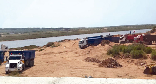 إحالة خمسة أشخاص يشتغلون في "جرف الرمال" على النيابة العامة بالناظور إحالة خمسة أشخاص يشتغلون في "جرف الرمال" على النيابة العامة بالناظور