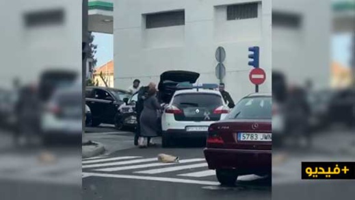 شاهدوا.. الشرطة الإسبانية توقف سيدة بعنف في معبر بني نصار بعد العثور داخل سيارتها على مواطنة لبنانية