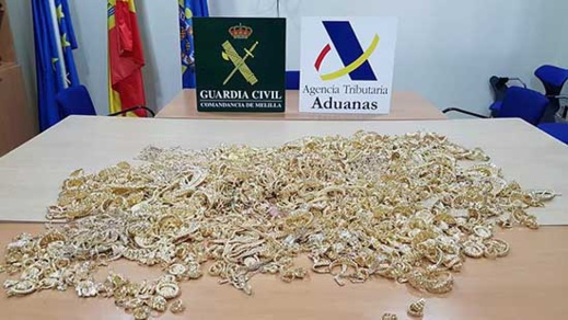 بالصور .. حجز كمية مهمة من الذهب بقيمة تناهز مليار سنتيم لدى مهاجر مغربي بمدينة مليلية