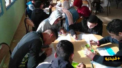 الفنان التشكيلي علي حقوني يأطر ورشة في الرسم بإعدادية الفرابي بالكبداني الفنان التشكيلي علي حقوني يأطر ورشة في الرسم بإعدادية الفرابي بالكبداني