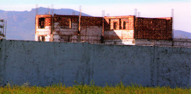 سكان بمنطقة بوعرك الفلاحية يشتكون بناء مستثمر لقاعة أفراح دون ترخيص سكان بمنطقة بوعرك الفلاحية يشتكون بناء مستثمر لقاعة أفراح دون ترخيص