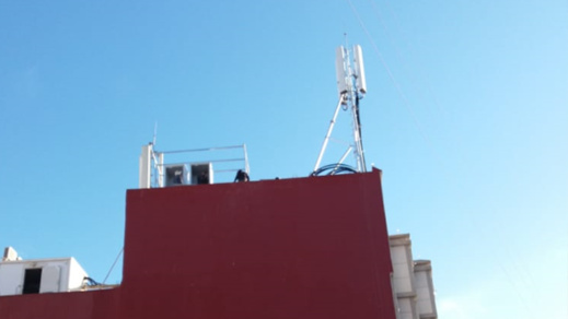 لاقط هوائي على سطح منزل عنصر "شرطة" يثير حفيظة سكان تجزئة سكنية بالعروي لاقط هوائي على سطح منزل عنصر "شرطة" يثير حفيظة سكان تجزئة سكنية بالعروي