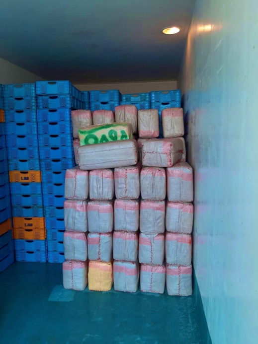 حجز طن و770 كيلوغراما من مخدر الشيرا على متن شاحنة موصولة بمقطورة للتبريد حجز طن و770 كيلوغراما من مخدر الشيرا على متن شاحنة موصولة بمقطورة للتبريد