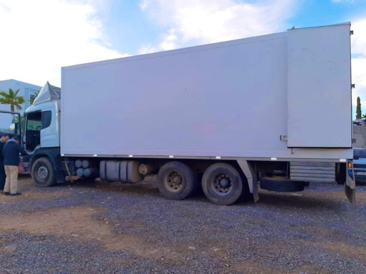 حجز طن و770 كيلوغراما من مخدر الشيرا على متن شاحنة موصولة بمقطورة للتبريد حجز طن و770 كيلوغراما من مخدر الشيرا على متن شاحنة موصولة بمقطورة للتبريد