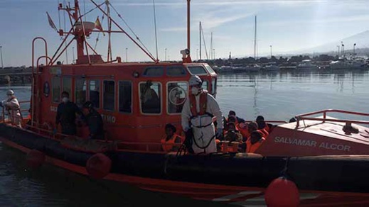 بالصور.. نقل مجموعة جديدة من المهاجرين الى مليلية وصلوا الى جزر "اشفارن" على متن قوارب مطاطية بالصور.. نقل مجموعة جديدة من المهاجرين الى مليلية وصلوا الى جزر "اشفارن" على متن قوارب مطاطية