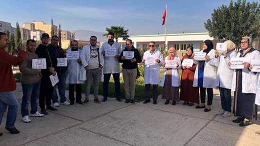 أساتذة يطالبون بتدخل فوري لحماية زميلتهم بعدما هددها أحد الغرباء بالقتل وبعزلها من الوظيفة بأزغنغان أساتذة يطالبون بتدخل فوري لحماية زميلتهم بعدما هددها أحد الغرباء بالقتل وبعزلها من الوظيفة بأزغنغان