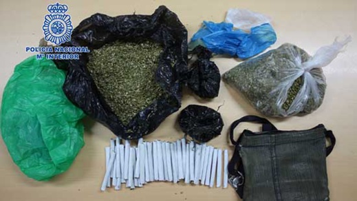 توقيف "بزناز" مغربي يبلغ من العمر 57 سنة يبيع المخدرات في حاويات النفايات بمليلية توقيف "بزناز" مغربي يبلغ من العمر 57 سنة يبيع المخدرات في حاويات النفايات بمليلية