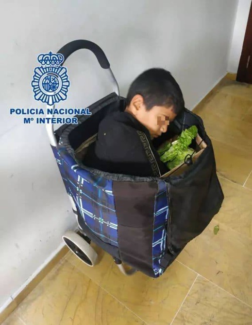 إيقاف سيدة مغربية خبّأت طفلا سوريا داخل حقيبة للتبضع لـ"تهريبه" إلى مليلية إيقاف سيدة مغربية خبّأت طفلا سوريا داخل حقيبة للتبضع لـ"تهريبه" إلى مليلية