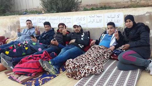ساكنة زايو تعتصم ضد "الأساتذة البزناسة المسترزقين من الساعات الإضافية" ويدعون كبار المسؤولين للتدخل
