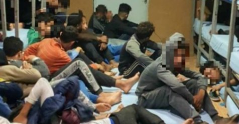 قاصرون مغاربة "في شبه معتقلات" في مليلية.. نوم تحت الأسرة واكتظاظ يهدد حياتهم قاصرون مغاربة "في شبه معتقلات" في مليلية.. نوم تحت الأسرة واكتظاظ يهدد حياتهم