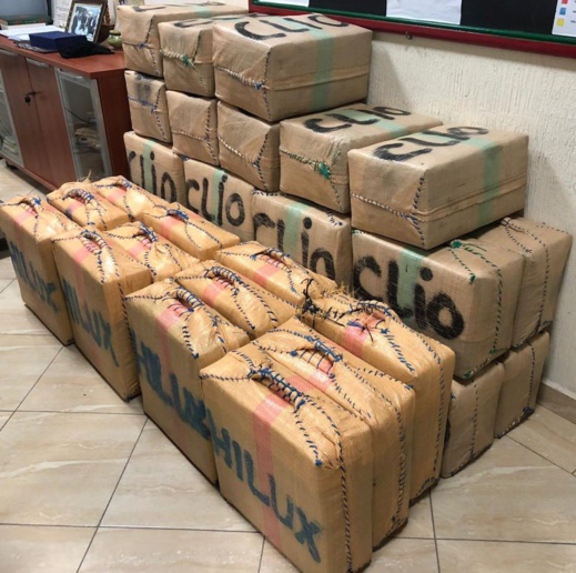 بالصور.. الديستي تطيح بأربعة أشخاص بحوزتهم 946 كيلوغرام من الحشيش بالصور.. الديستي تطيح بأربعة أشخاص بحوزتهم 946 كيلوغرام من الحشيش