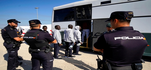 إسبانيا تُرحل 40 مهاجرا إلى المغرب أبحروا من السواحل الشمالية