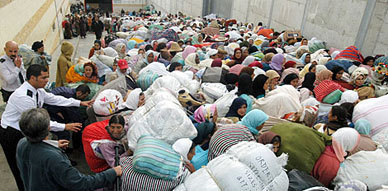 إنعقاد مؤتمر بتطوان حول "الحمالات" اللواتي يشتغلن في حدود المدينتين المحتلتين سبتة ومليلية إنعقاد مؤتمر بتطوان حول "الحمالات" اللواتي يشتغلن في حدود المدينتين المحتلتين سبتة ومليلية