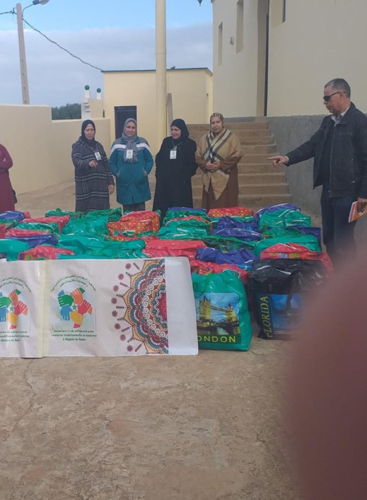 توزيع ملابس شتوية لفائدة أزيد من 500 شخص من المعوزين بدواوير قرية أركمان توزيع ملابس شتوية لفائدة أزيد من 500 شخص من المعوزين بدواوير قرية أركمان