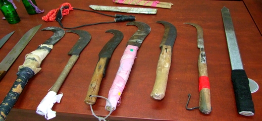 أمن طنجة يحجز أسلحة بيضاء داخل سيارة تابعة لإحدى وكالة الكراء بالناظور