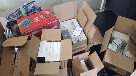 الجمارك تحجز كميات مهمة من قنينات ماركات عطر عالمية الجمارك تحجز كميات مهمة من قنينات ماركات عطر عالمية