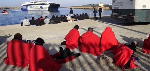 أمن "قادس" يوقف مهاجرين غير نظاميين فور وصولهم إلى ضفاف سواحل إسبانيا