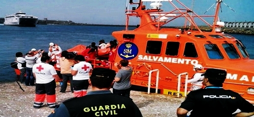 البحرية الإسبانية تُنقذ مهاجرين مغاربة من موت محقق بسبب "البرد" ونفاذ الوقود من قاربهم