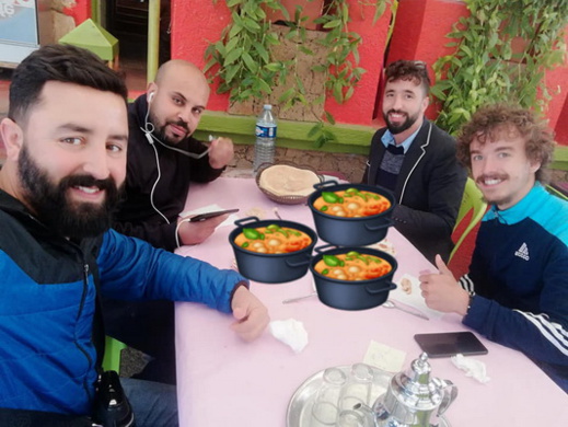 صور: مُغامر فرنسي يجُوب إفريقيا بدراجة هوائية.. يحُطّ الرحال بالناظور للتعرّف على أهلها