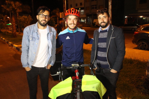 صور: مُغامر فرنسي يجُوب إفريقيا بدراجة هوائية.. يحُطّ الرحال بالناظور للتعرّف على أهلها صور: مُغامر فرنسي يجُوب إفريقيا بدراجة هوائية.. يحُطّ الرحال بالناظور للتعرّف على أهلها