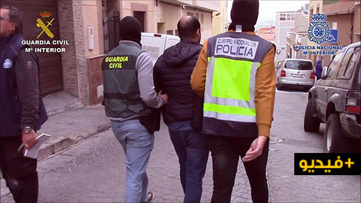 شاهدوا بالفيديو.. حجز 300 كلغ من الحشيش وتوقيف ثلاثة أشخاص ومصادرة سيارات ثقيلة بمليلية